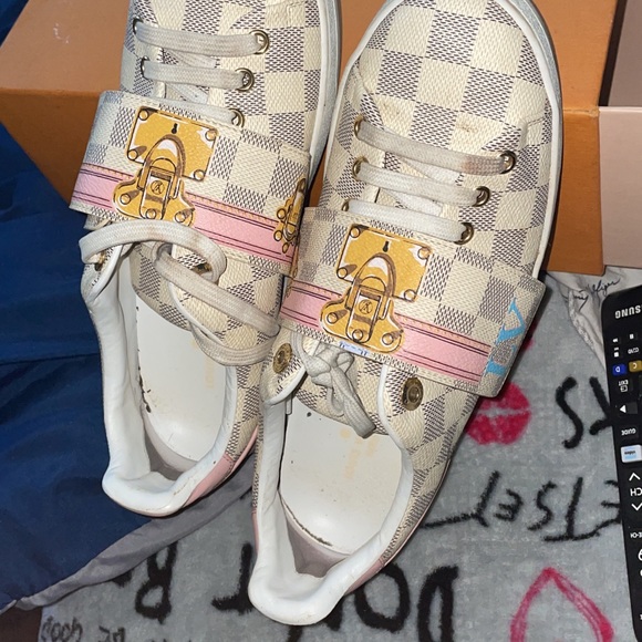 Im selling my Louis Vuitton shoes for women size 8  i just wear them 3 times - Picture 1 of 3
